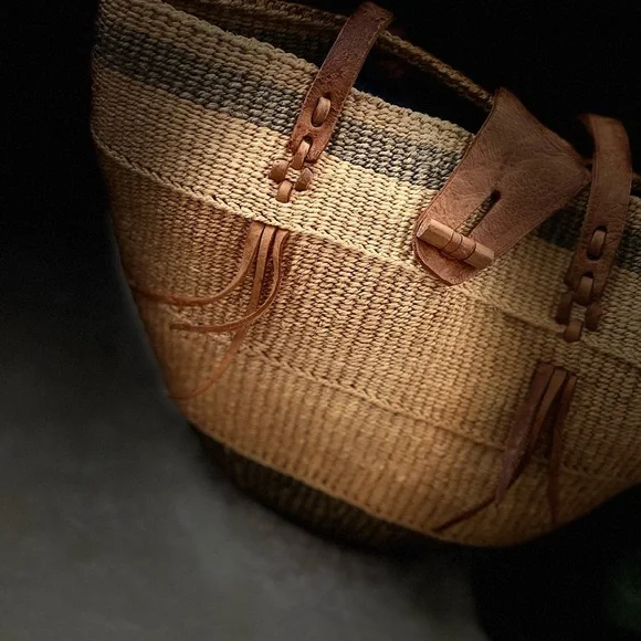 Elegant Woven Tote Bag in Tan and Brown - Picture 7 of 14
